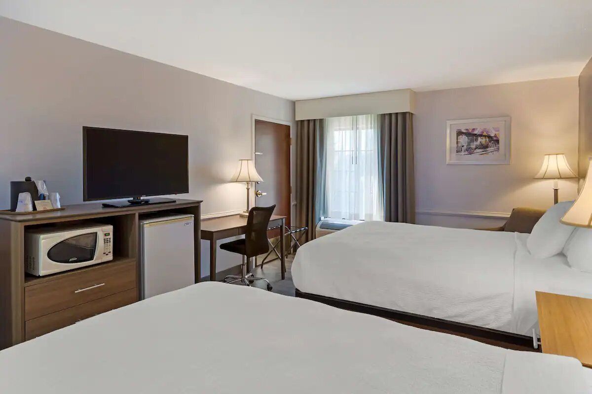 2 Queen Beds Near Model Train Museum (1.6 Mi) | Hot Breakfast Buffet Included - バージニア州