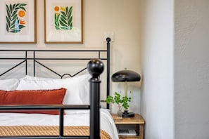 書桌、熨斗/熨衫板、Wi-Fi、床單