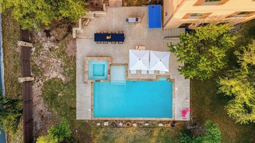 Lake Travis Villa - Spacious, Pool, & Hot Tub!