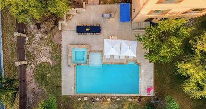 Lake Travis Villa - Spacious, Pool, & Hot Tub!