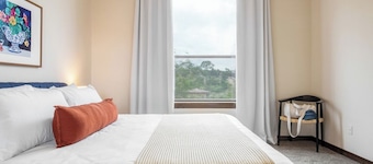 Lake Travis Villa - Spacious, Pool, & Hot Tub!