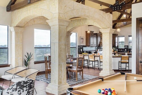 Lake Travis Villa - Spacious, Pool, & Hot Tub!