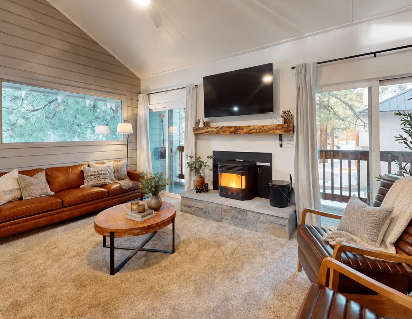 Smart TV, fireplace