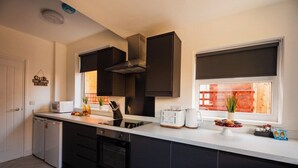 Eine moderne Küche mit Einbauofen, Mikrowelle und Toaster.