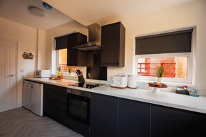 Eine moderne Küche mit Einbauofen, Mikrowelle und Toaster.