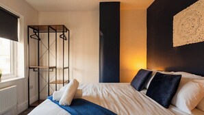Ein Hotelzimmer mit Bett, einer Wandablage und einem Fenster mit Blick.
