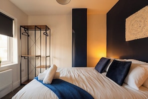 Ein Hotelzimmer mit Bett, einer Wandablage und einem Fenster mit Blick.