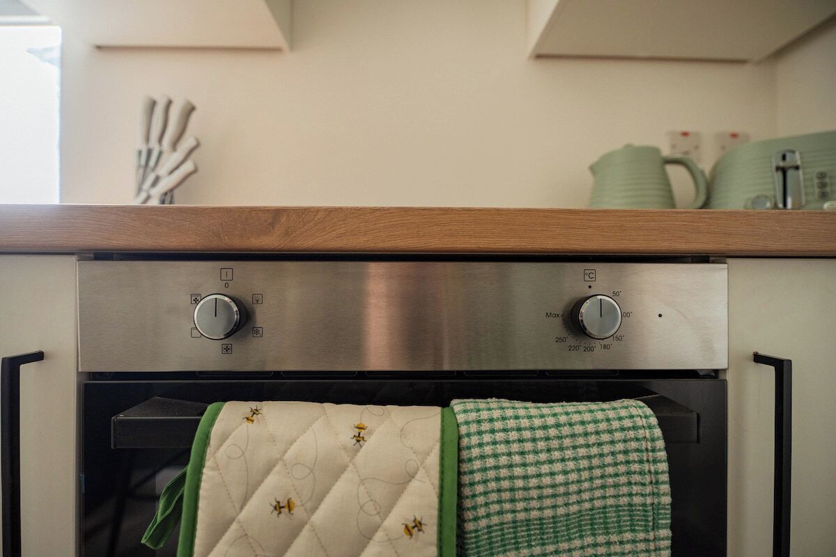 Een keuken met twee roestvrijstalen ovens en een houten aanrecht.