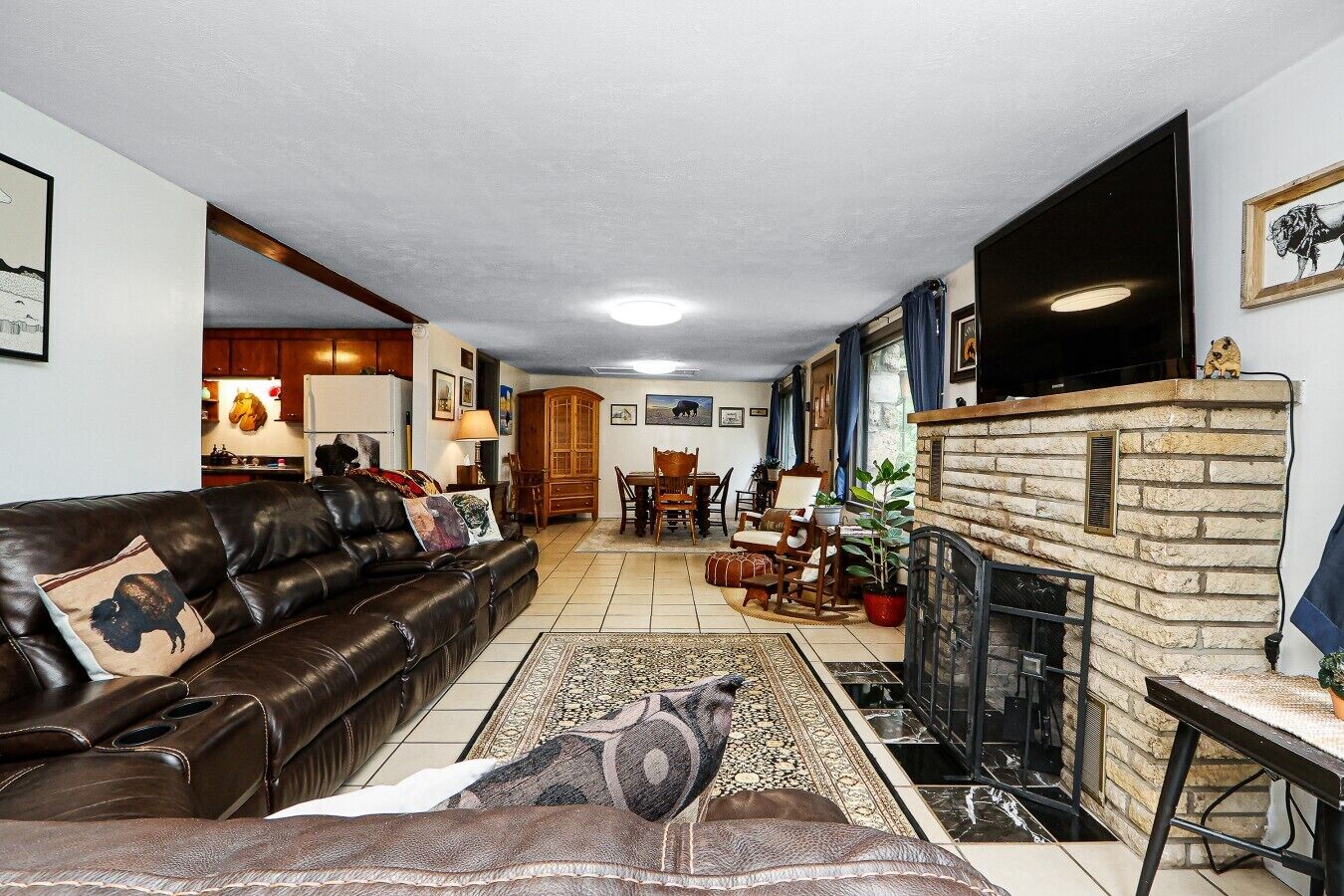 TV, fireplace