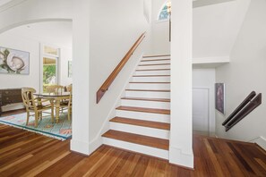 Eine Treppe mit Holzbodenstufen und einer Handläufung, die zu einer oberen Etage führt.