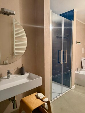 Douche, sèche-cheveux, bidet, serviettes fournies