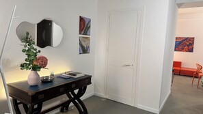 A room with a desk, a mirror, a door, and a painting. - An elegant open-concept space in Salerno's harbor area, just a short walk from downtown. (Salerno)