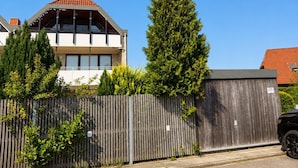 Et moderne hus med to etager, skråtag og store vinduer.