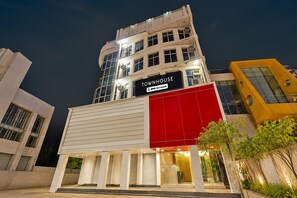 Un edificio de varios pisos con un letrero que dice 'TOWNHOUSE' y 'CYO-Serviced'.