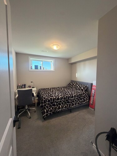 3minutes to HWY 417. Modern, nice and private.