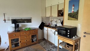 Private kitchen - A cozy retreat for a getaway by the sea; dogs welcome—with a pool and sauna (Butjadingen)