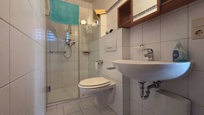 Shower, hair dryer, soap, toilet paper - A cozy retreat for a getaway by the sea; dogs welcome—with a pool and sauna (Butjadingen)