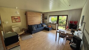Living area - A cozy retreat for a getaway by the sea; dogs welcome—with a pool and sauna (Butjadingen)