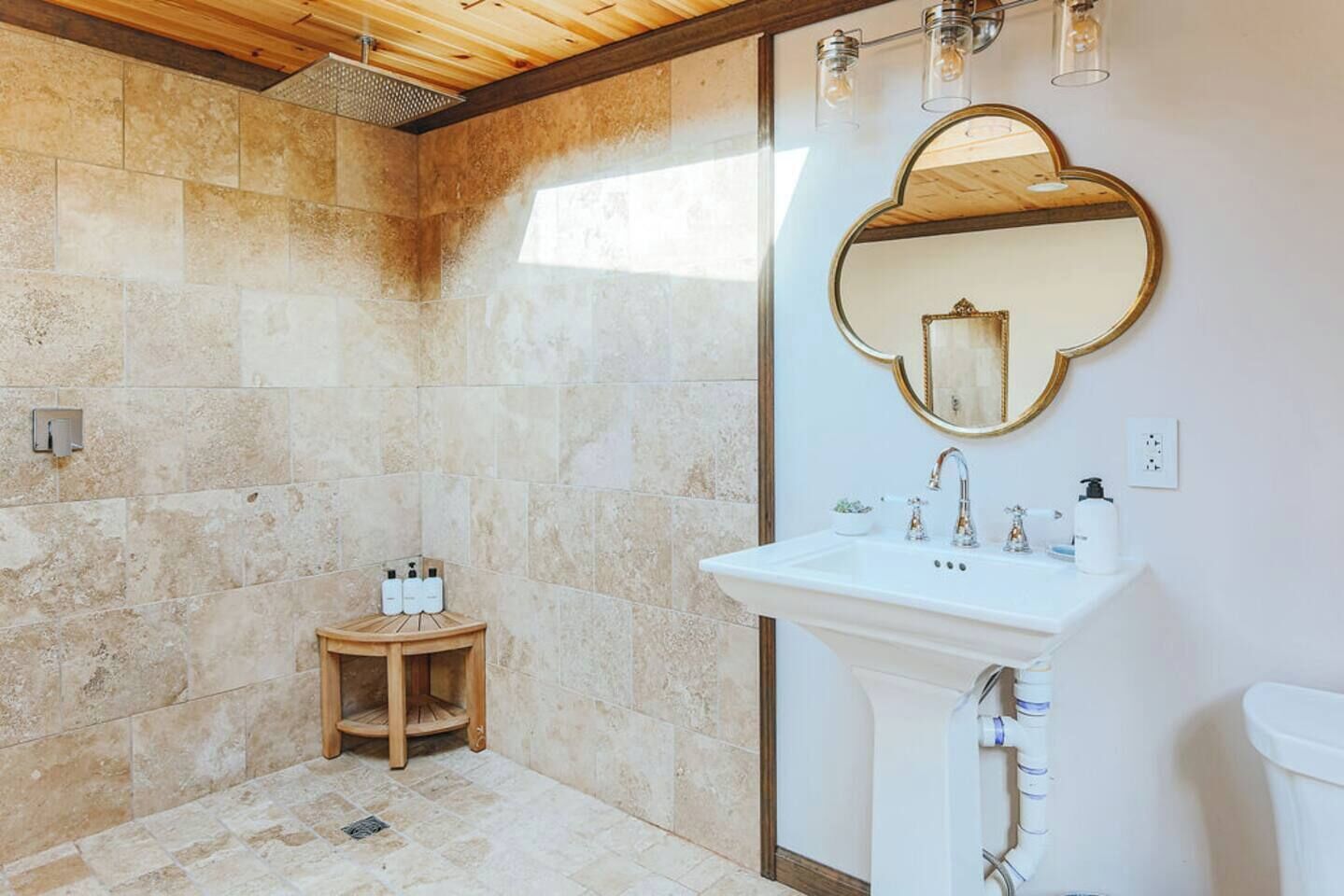 Séchoir à cheveux, serviettes fournies, savon, shampooing