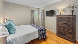 3 bedrooms, desk, free WiFi, bed sheets - Quiet Neighborhood | West Side Location W/ W&D (Wichita)