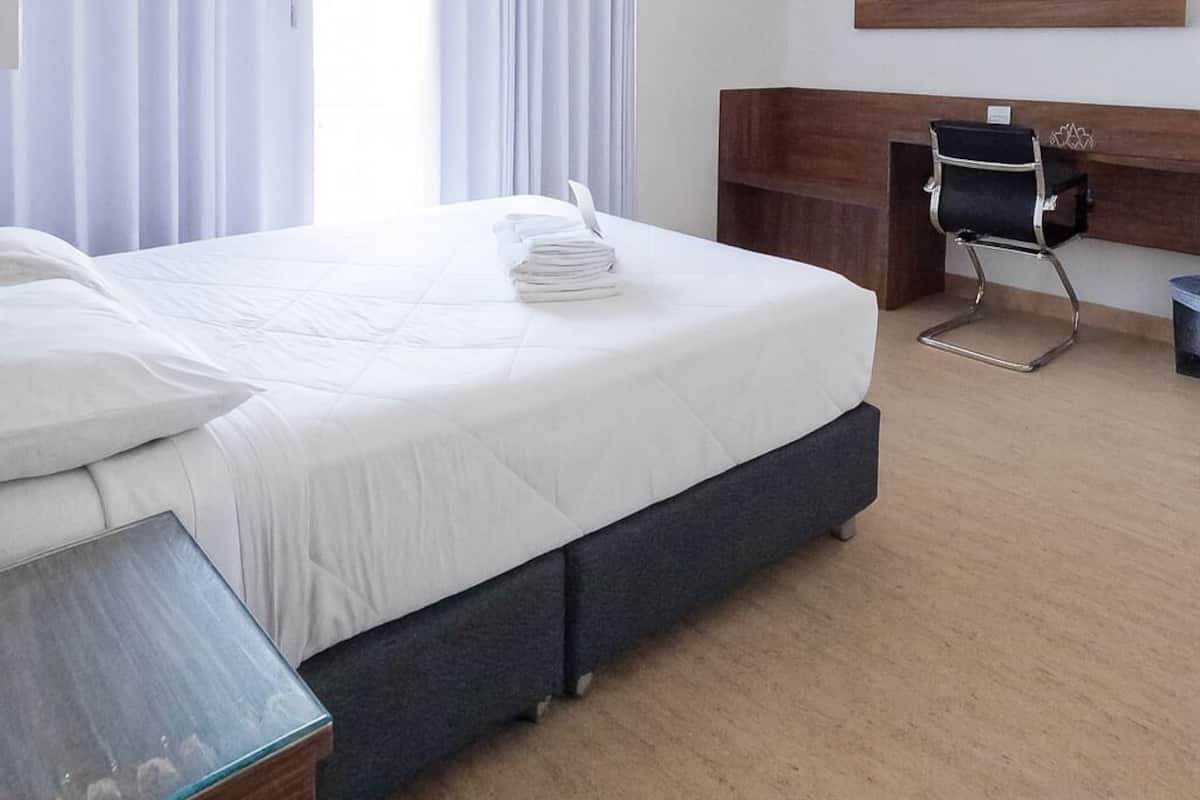 Suite, balcón, vistas al jardín | Wifi gratis y ropa de cama