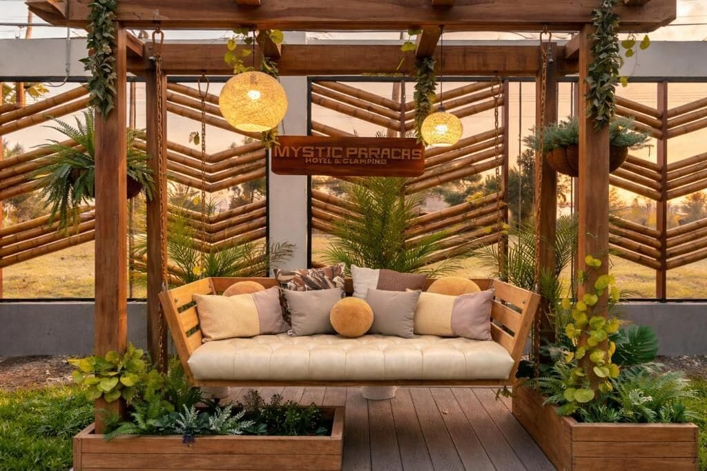Una pérgola de madera con un letrero que dice 'MYSTIC PARICAS HOTEL & CLIMBING'.