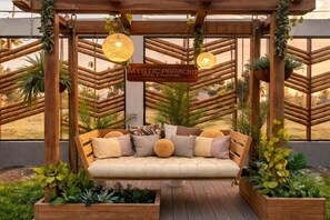 Una pérgola de madera con un letrero que dice 'MYSTIC PARICAS HOTEL & CLIMBING'.
