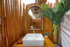 Familienzelt, Poolblick | Badezimmer | Dusche, Handtücher, Seife, Shampoo