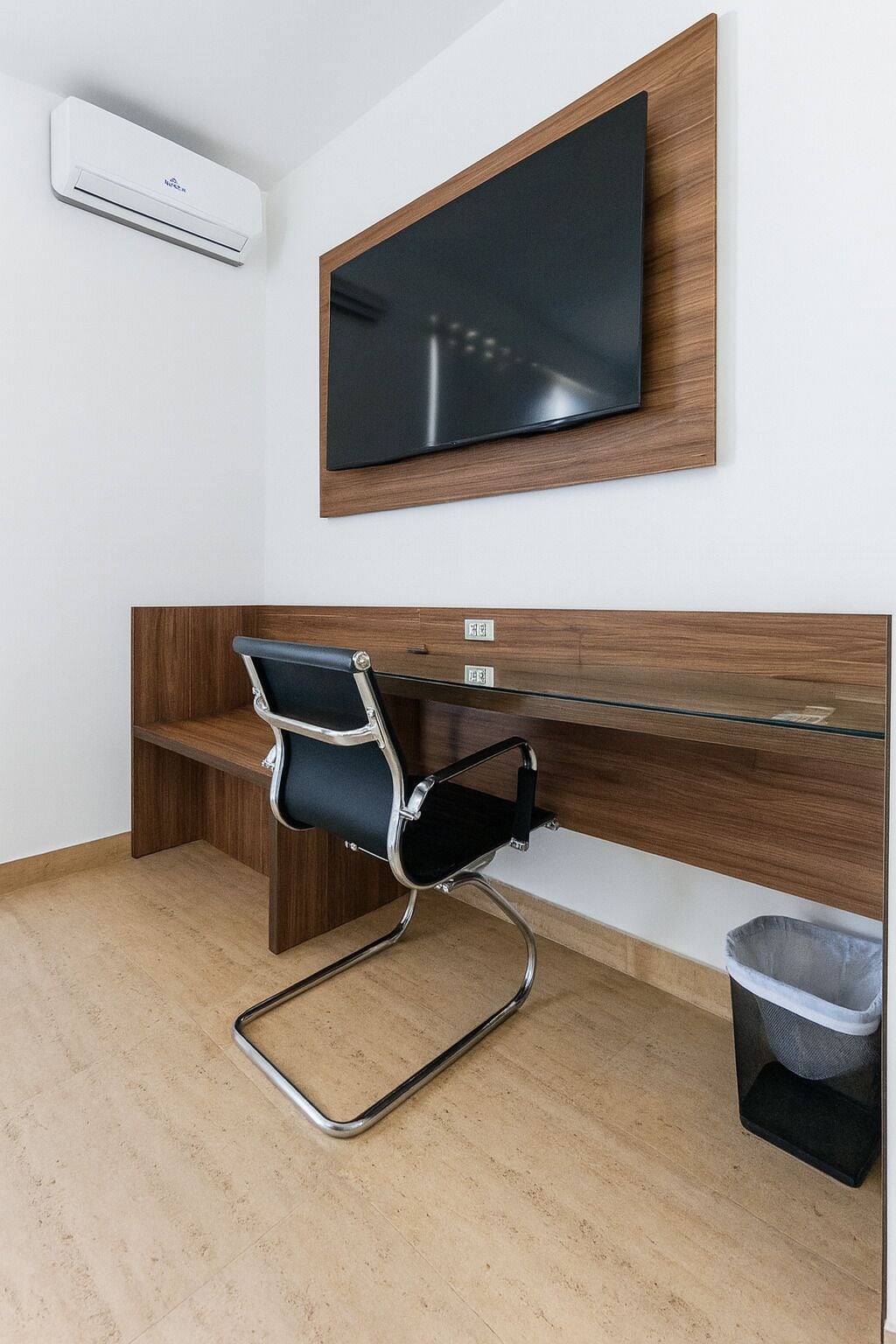 Suite, balcón, vistas al jardín | Escritorio y wifi gratis