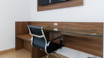 Suite, balcón, vistas al jardín | Escritorio y wifi gratis