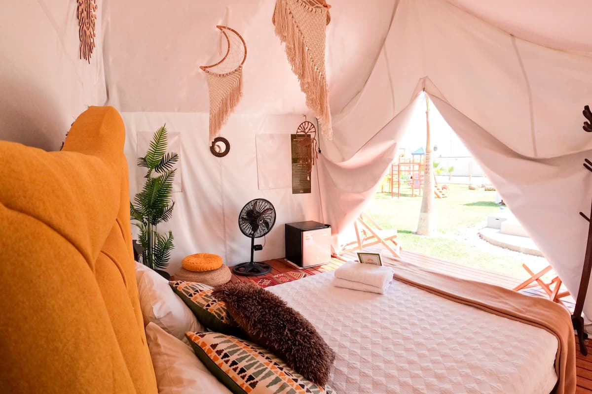 Tienda, vistas a la piscina | Wifi gratis y ropa de cama