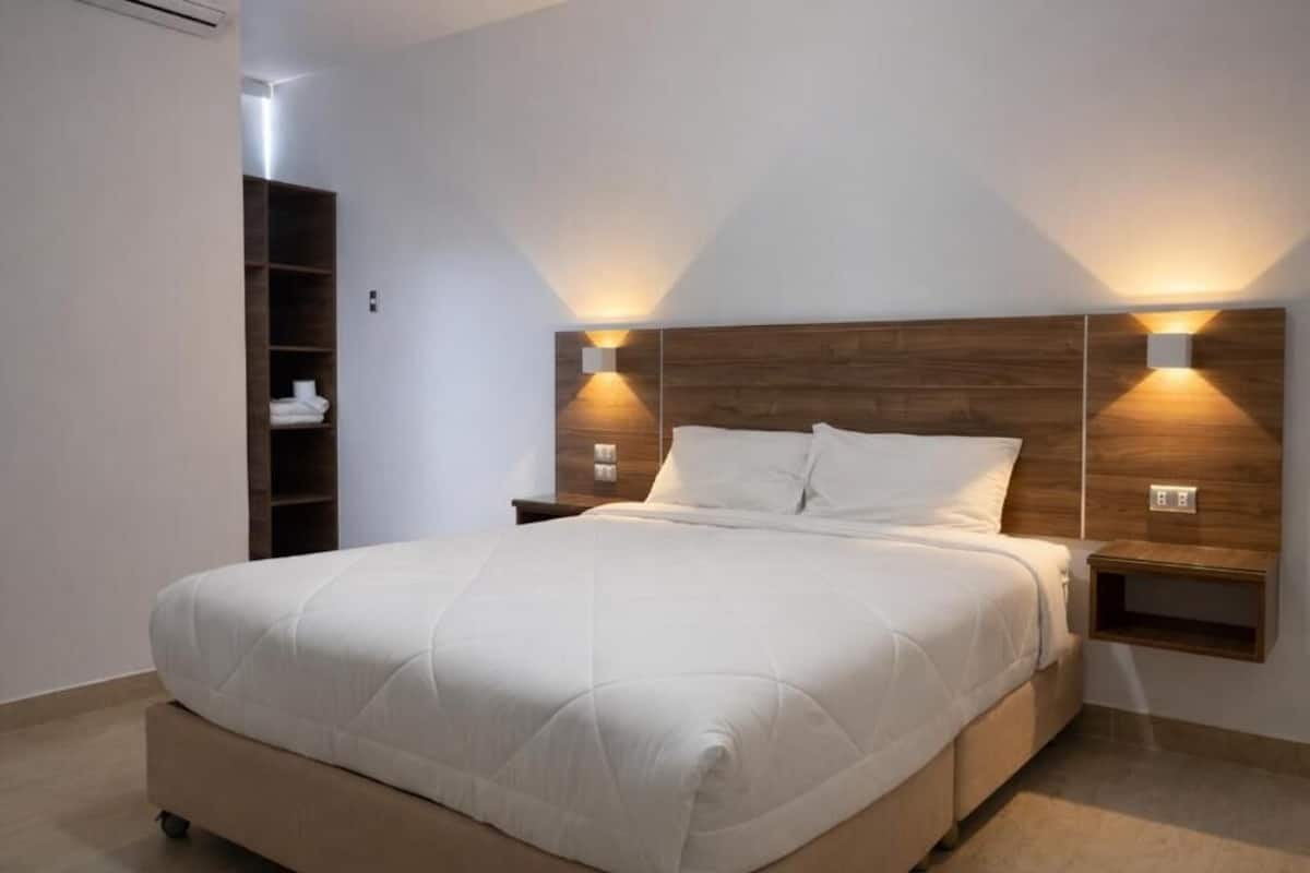 Suite, 1 Queen-Bett | Schreibtisch, kostenloses WLAN