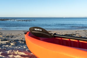 A kayak with a paddle on a sandy beach with the ocean in the background. - The Kervs - Four Bedroom House, Sleeps 8 (Saint Helena Bay)
