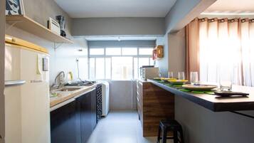 Appartamento Comfort, 2 camere da letto, cucina, vista città | Cucina privata | Frigorifero con congelatore, microonde, forno, piano cottura