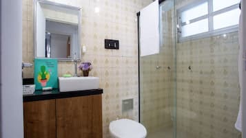 Comfort Apartment, 2 Bedrooms, Kitchen, City View | Bathroom | Shower, free toiletries, hair dryer, towels
