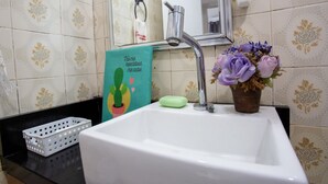 Comfort Apartment, 2 Bedrooms, Kitchen, City View | Bathroom | Shower, free toiletries, hair dryer, towels - StayHome Florianópolis - 6 Hóspedes  (Florianópolis)