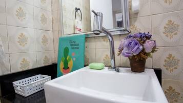Appartamento Comfort, 2 camere da letto, cucina, vista città | Bagno | Doccia, set di cortesia gratuito, asciugacapelli, asciugamani