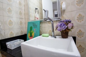 Ducha, artículos de tocador gratuitos, secador de pelo, toallas