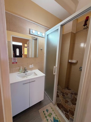Shower, towels, soap, shampoo - Villa Don Carlos (SAN JUAN LA LAGUNA)