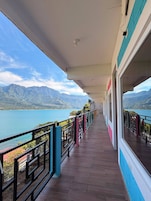 Un pasillo con vista a un lago y montañas.