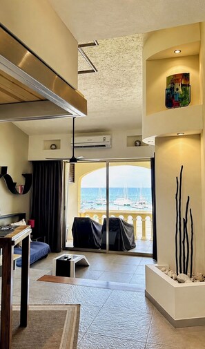 Comfort studio, uitzicht op zee | Een kluis op de kamer, verduisterende gordijnen, gratis wifi