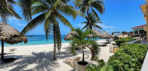 Playa privada, arena blanca, tumbonas y sombrillas