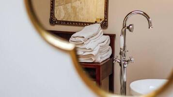 Séchoir à cheveux, serviettes fournies, savon, shampooing