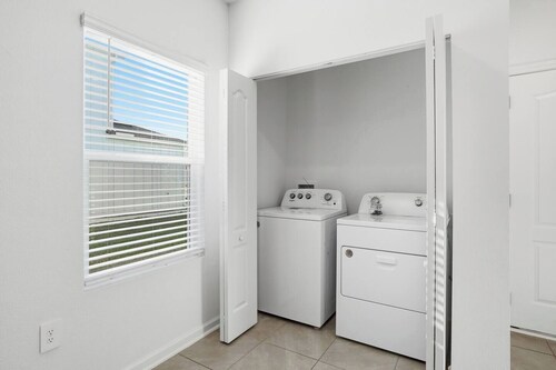 Posh 3BR Townhome| Pool | Gym | Close to Beach