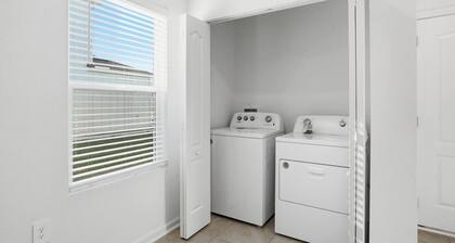 Posh 3BR Townhome| Pool | Gym | Close to Beach