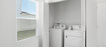 Posh 3BR Townhome| Pool | Gym | Close to Beach