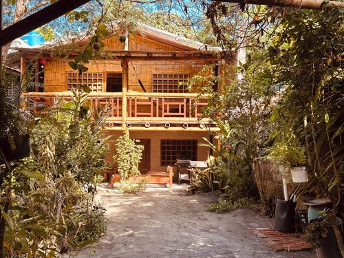 Comfortable cabin. Just 2 minutes from the beach!