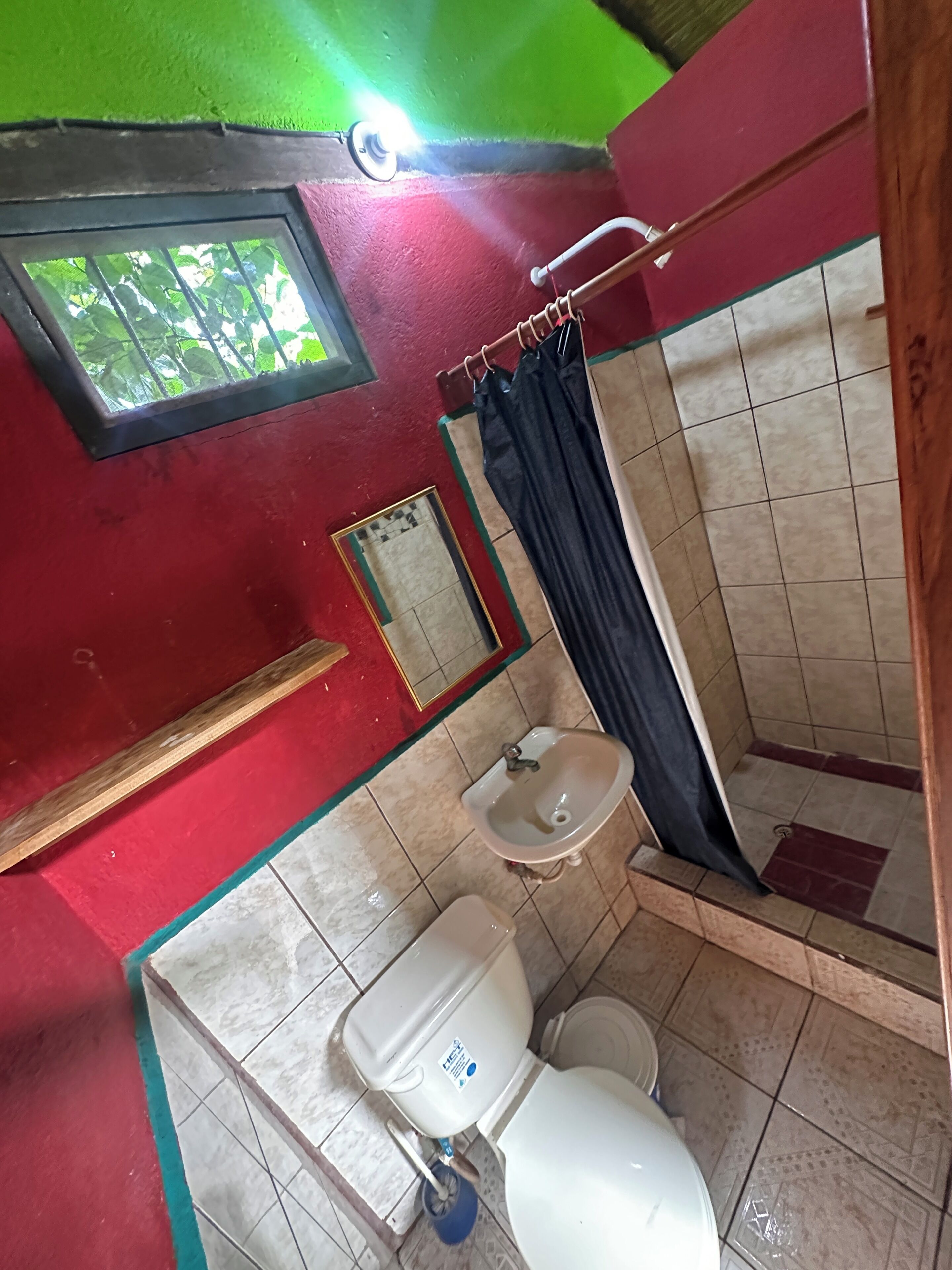 Un baño con inodoro, lavamanos y ducha.