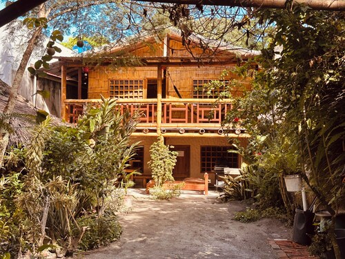 Comfortable cabin. Just 2 minutes from the beach!