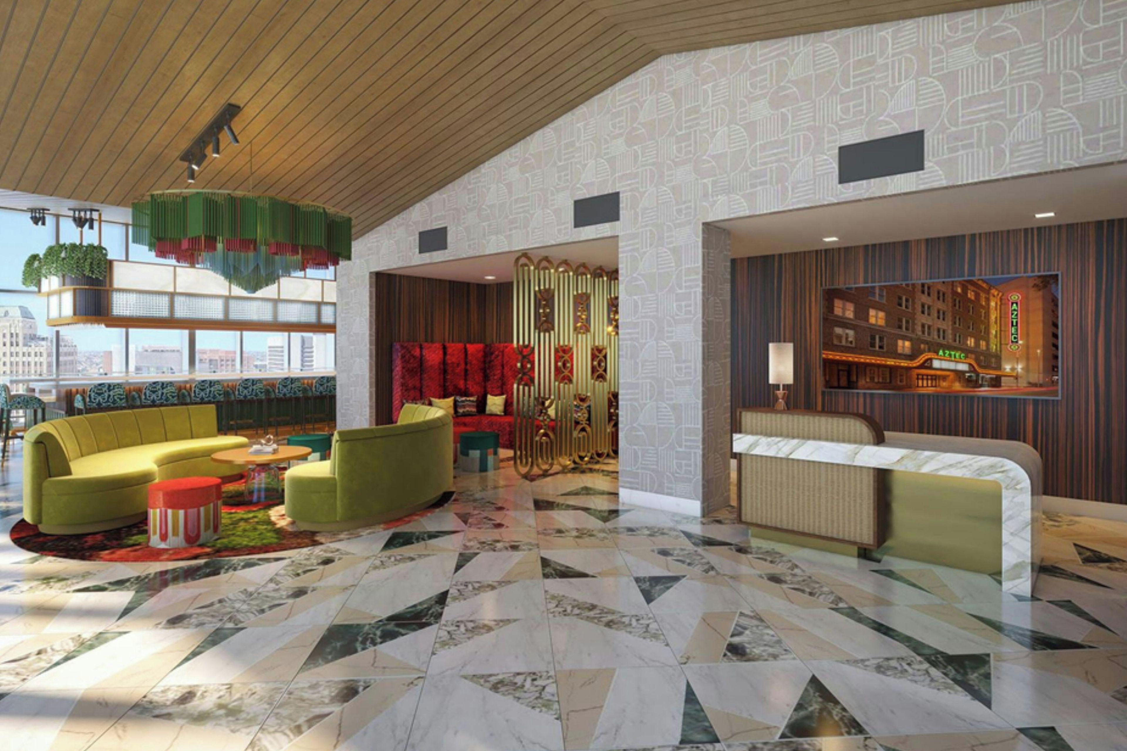 Un hall d’hôtel au design moderne, comprenant un grand espace salon avec des canapés et une table basse, un sol à motifs et une vue sur la ville grâce à de grandes fenêtres.